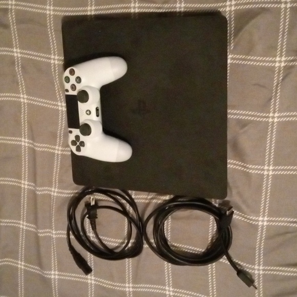 Slim PlayStation 4 - Picture 1 of 2